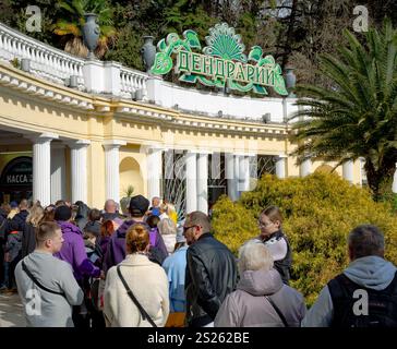 Sochi, Russia - 19 marzo 2024: Fila di visitatori per entrare nel Dendrarium Park, Sochi Foto Stock