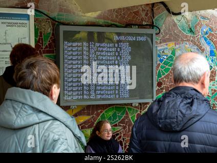Sochi, Russia - 19 marzo 2024: Scheda informativa con l'orario di arrivo del trasporto alla fermata dell'autobus, Kurortny Prospekt, Sochi Foto Stock