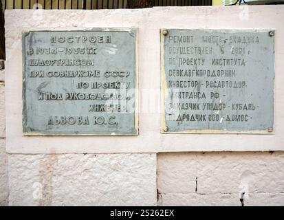 Sochi, Russia - 19 marzo 2024: Cartelli con le date di costruzione e riparazione del viadotto Vereshchaginsky, Sochi Foto Stock
