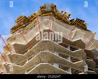 Frammento della cornice monolitica di un nuovo alto edificio Foto Stock