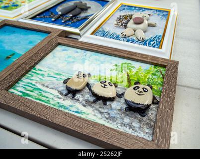 Sochi, Russia - 19 marzo 2024: Composizioni artistiche con pietre marine, argine di Sochi Foto Stock