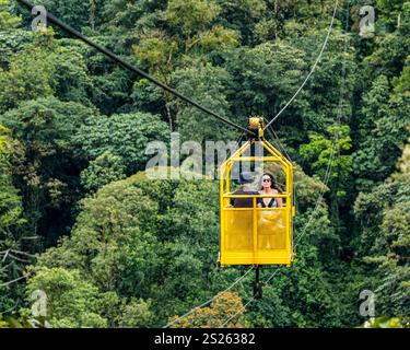 Persone in funivia che attraversano la gola o il burrone, il Santuario de las Cascadas, la foresta nuvolosa di Mindo, l'Ecuador, il Sud America Foto Stock