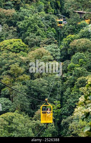 Persone in funivia che attraversano la gola o il burrone, il Santuario de las Cascadas, la foresta nuvolosa di Mindo, l'Ecuador, il Sud America Foto Stock