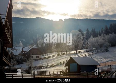 Bel tramonto su highland villaggio alpino coperto di neve Foto Stock