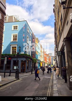 Londra, Regno Unito - 28 marzo 2019: Vivace strada urbana con edifici colorati, pedoni e tipica architettura londinese Foto Stock