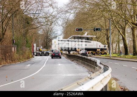 06.01.2025. Düsseldorf. Anlandung von sechs Luxusyachten zur boot 2025 am Düsseldorfer Rheinufer. Düsseldorf Messe Nordrhein-Westfalen Deutschland *** 06 01 2025 Düsseldorf sbarco di sei yacht di lusso per il boot 2025 sulle rive del Reno a Düsseldorf Messe Nordrhein Westfalen Germania Foto Stock