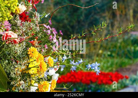 Big multicolor meraviglioso bouquet di fiori sul parco di primavera Foto Stock