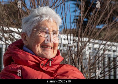 Ritratto di una donna anziana che indossa un cappotto invernale Foto Stock
