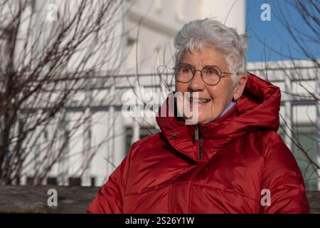 Ritratto di una donna anziana che indossa un cappotto invernale Foto Stock