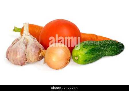 Composizione di verdure (carota, cetrioli, aglio, cipolla, pomodoro) isolato su bianco. Foto Stock