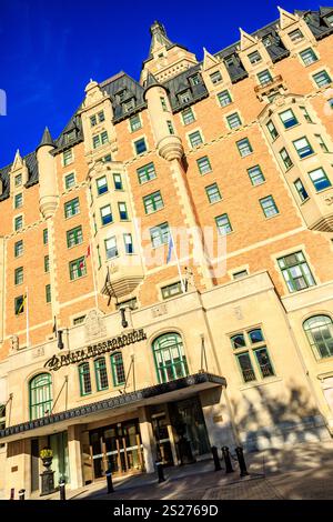 Un grande edificio con una bandiera verde in cima. L'edificio è marrone e ha molte finestre Foto Stock