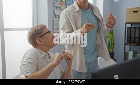 Donna e uomo si divertono a lavorare in un ufficio allegro, mostrando un'interazione positiva con i dipendenti e un lavoro di squadra in ambienti chiusi. Foto Stock