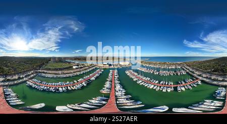 Una splendida vista a 360 gradi del porto turistico di Guardamar del Segura in Costa Blanca, Spagna, con yacht, banchine, fiume, e il Mar Mediterraneo. Foto Stock