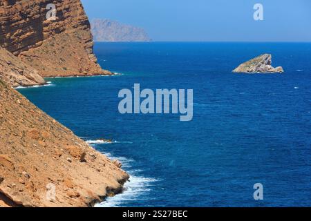 Estate Mare Mediterraneo costa rocciosa del paesaggio (vicino a Benidorm, Costa Blanca, Alicante, Spagna). Foto Stock