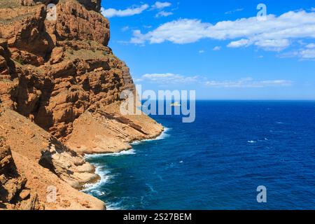 Estate Mare Mediterraneo costa rocciosa del paesaggio (vicino a Benidorm, Costa Blanca, Alicante, Spagna). Foto Stock