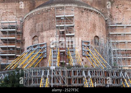 Viaggiare in Italia - rafforzare le pareti degli antichi edifici del foro romano dal terremoto Foto Stock