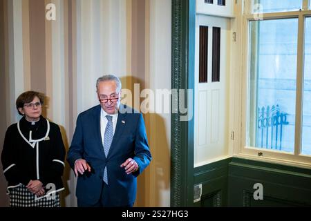 Washington, Stati Uniti. 6 gennaio 2025. Il cappellano della camera Margaret Kibben guarda come il leader della minoranza del Senato Chuck Schumer, D-NY, parla dopo un momento di preghiera nel quadriennale dell'insurrezione del 6 gennaio vicino alla porta dove la folla dell'allora presidente Donald Trump ha fatto irruzione nel Campidoglio, al Campidoglio degli Stati Uniti a Washington, DC lunedì 6 gennaio 2025. Foto di Bonnie Cash/UPI credito: UPI/Alamy Live News Foto Stock