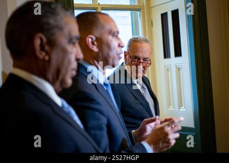 Washington, Stati Uniti. 6 gennaio 2025. Il leader della minoranza del Senato Chuck Schumer, D-NY, guarda come il leader della minoranza della camera Hakeem Jeffries, D-NY, parla dopo un momento di preghiera nel quadriennale dell'insurrezione del 6 gennaio vicino alla porta dove la folla dell'allora presidente Donald Trump ha fatto irruzione nel Campidoglio, al Campidoglio degli Stati Uniti a Washington, DC lunedì 6 gennaio 2025. Foto di Bonnie Cash/UPI credito: UPI/Alamy Live News Foto Stock