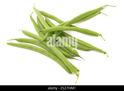 Mucchio di fagioli verdi isolato su sfondo bianco Foto Stock