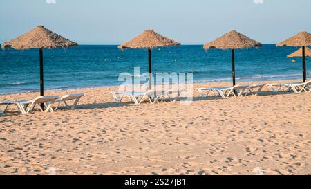 Viaggiare a Algarve Portogallo - svuotare sdraio sulla spiaggia Praia da Rocha Baixinha nascente a Vilamoura area vicino alla città di Albufeira in sera Foto Stock