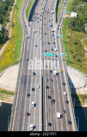 Vista al di sopra del ponte su Moskva (Mosca) sul Fiume Novorizhskoye Shosse russo di strada M9 Autostrada del Mar Baltico nella soleggiata giornata estiva Foto Stock