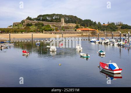 BAIONA, SPAGNA - 23 OTTOBRE 2021: Porto di pesca di Baiona con il forte di Monterreal. Pontevedra, Galizia, Spagna. Foto Stock