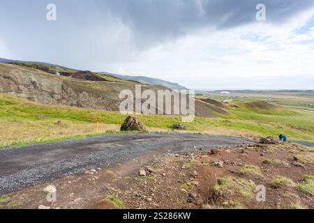 Viaggio in Islanda - i turisti su strada sterrata in Hveragerdi Hot Spring River Trail area in settembre Foto Stock