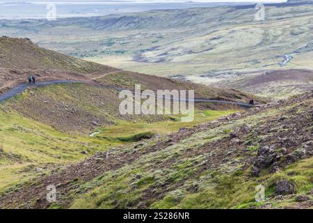 Viaggio in Islanda - i turisti sul percorso in Hveragerdi Hot Spring River Trail area in settembre Foto Stock