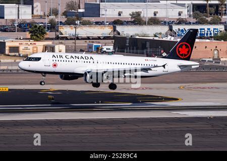 Aeroporto internazionale Sky Harbor 1-4-2025 Phoenix, AZ USA Air Canada Airbus A320 C-FCQX arrivo per il 26 allo Sky Harbor Intl. Aeroporto. Foto Stock