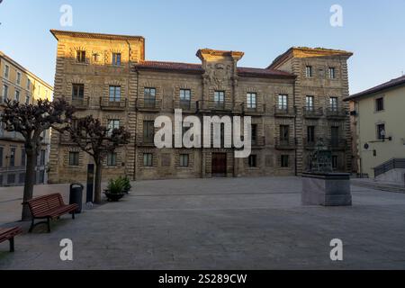 AVILÉS, SPAGNA - 11 FEBBRAIO 2023: Piazza Camposagrado e università d'arte nel centro storico della splendida città di Aviles, Asturie, Spagna. Foto Stock