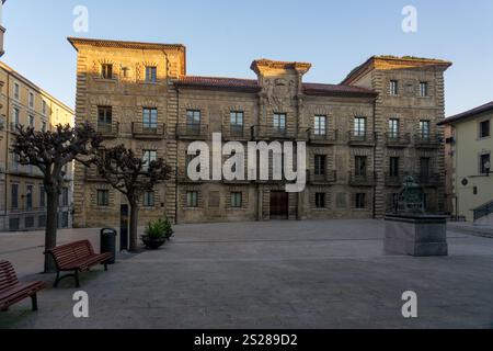 AVILÉS, SPAGNA - 11 FEBBRAIO 2023: Piazza Camposagrado e università d'arte nel centro storico della splendida città di Aviles, Asturie, Spagna. Foto Stock