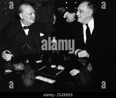 Il presidente degli Stati Uniti Franklin D. Roosevelt con il primo ministro britannico Winston Churchill alla Conferenza di Casablanca, Casablanca, Marocco, Franklin D. Roosevelt Presidential Library & Museum, 18 gennaio 1943 Foto Stock