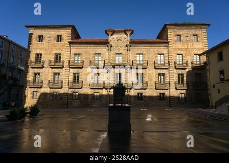 AVILÉS, SPAGNA - 11 FEBBRAIO 2023: Piazza Camposagrado e università d'arte nel centro storico della splendida città di Aviles, Asturie, Spagna. Foto Stock