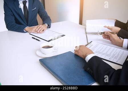 Esaminatore leggendo un resume durante il colloquio di lavoro a office business e risorse umane concetto. Foto Stock