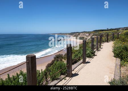 Percorso escursionistico con vista sulla scogliera dell'oceano di Crystal Cove nella contea di Orange, California. Foto Stock