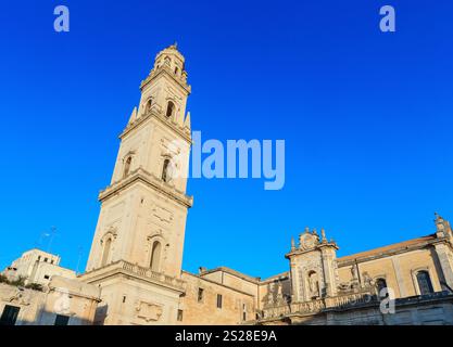 Cattedrale di Lecce top sulla Piazza del Duomo, Lecce, Italia. Lecce è la città principale della penisola salentina, una sub-penisola in corrispondenza del tacco d'Italia. Foto Stock