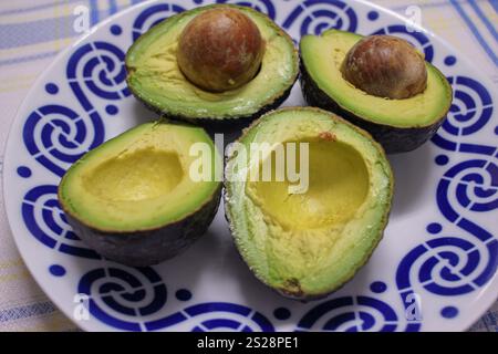 gli avocado sono pronti per essere preparati in un'insalata Foto Stock