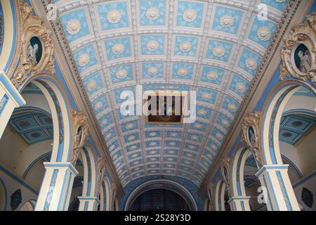 La Madonna dell'assunzione ornava il tetto all'interno della navata principale, Santiago de Cuba Foto Stock