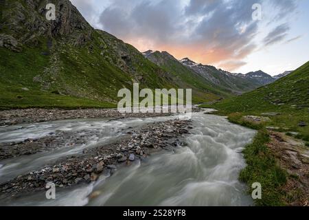 Valle Umbaltal con torrente Isel al tramonto, gruppo Venediger, Parco Nazionale alti Tauri, Tirolo Orientale, Tirolo, Austria, Europa Foto Stock