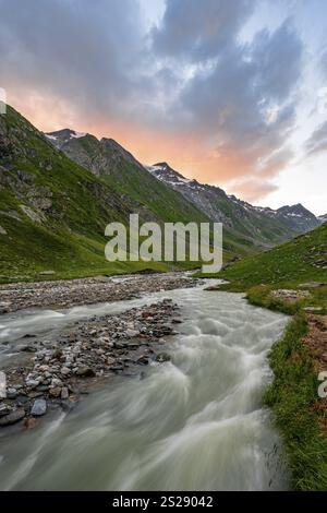 Valle Umbaltal con torrente Isel al tramonto, gruppo Venediger, Parco Nazionale alti Tauri, Tirolo Orientale, Tirolo, Austria, Europa Foto Stock