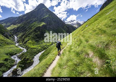 Alpinisti su un sentiero escursionistico nella valle Umbaltal, i torrenti Isel e Daberbach, il gruppo Venediger, il Parco Nazionale degli alti Tauri, Tirolo Orientale, Ty Foto Stock