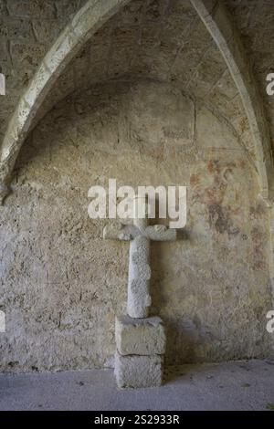 Croce di pietra e affreschi, Abbazia di Gellone, Monastero di Saint-Guilhem-le-Desert, dipartimento Herault, Francia, Europa Foto Stock