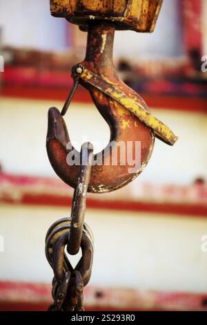 Il gancio di una gru su un cantiere che solleva un carico pesante Foto Stock