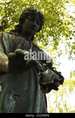 Un angelo custodisce una tomba in un cimitero in Austria Foto Stock