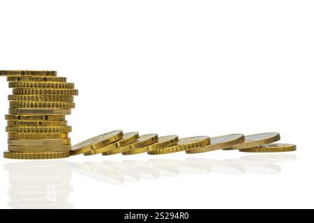 Monete impilate e menzogne, foto simbolica per la montagna del debito, il crollo del profitto e le deduzioni dell'Austria Foto Stock