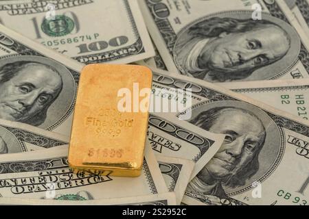 Barre d'oro su banconote da dollaro, foto simbolica per riserve d'oro, tassi di cambio, investimenti di capitale, sicurezza Austria Foto Stock