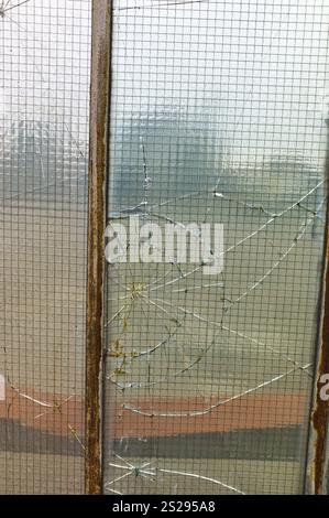 Vetro danneggiato, crisi e recessione economica del settore, vandalismo Foto Stock