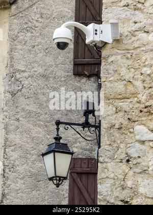 Telecamera di sorveglianza su un muro. La videosorveglianza fa parte della vita quotidiana in Austria Foto Stock