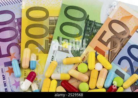 Banconote e compresse in euro, foto simbolica per i costi dei farmaci e dell'assicurazione sanitaria. Austria Foto Stock