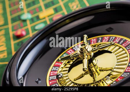 Il cilindro di un gioco di roulette in un casinò. Vincere e perdere è deciso per caso Foto Stock